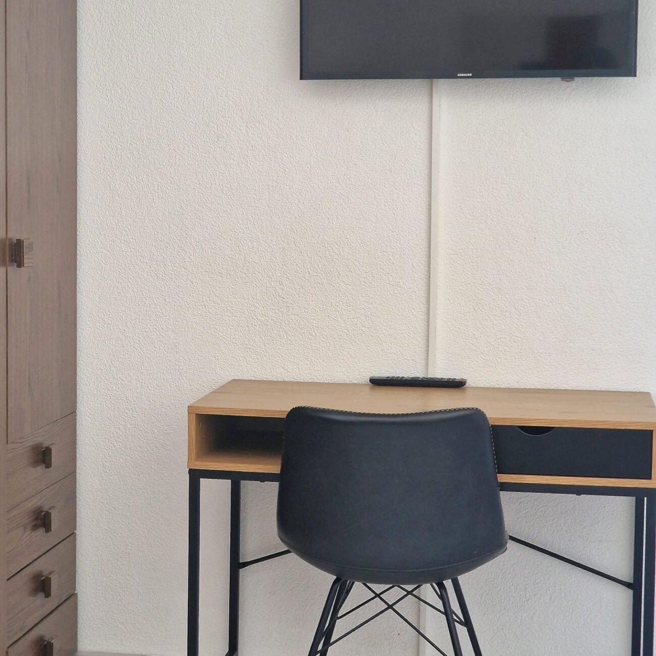 Casa Carmela desk option Room and