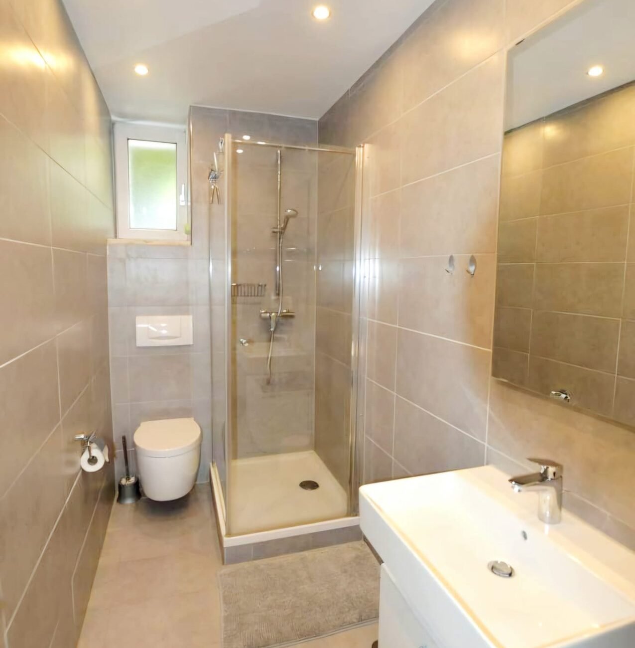 Casa Carmela shared bathroom Room to