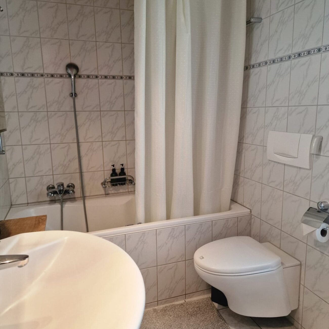 Casa Carmela shared bathroom Room to